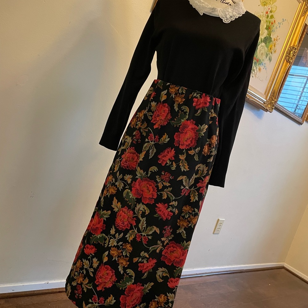 VINTAGE PLUS SIZE Floral Black and Red Women's Skirt